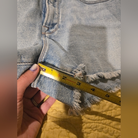 Good American 90s Denim Shorts Raw Hem Size 6/28 - Picture 10 of 12